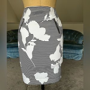New York & Company black & white floral stripe pencil skirt